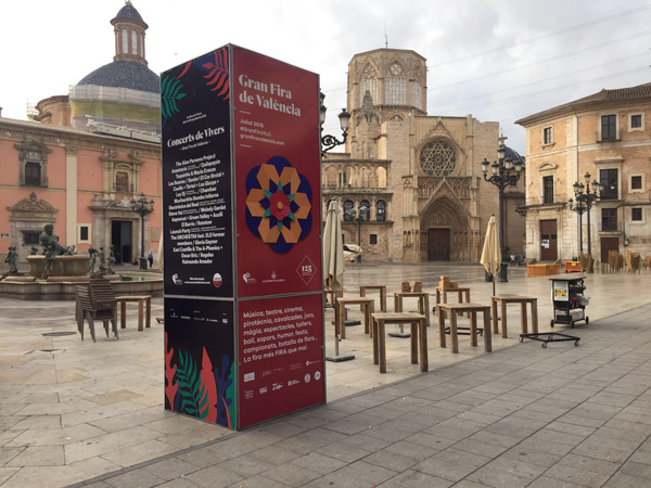 Totem publicitario "Gran Fira de València" ubicado junto a plaza de la virgen de Valencia