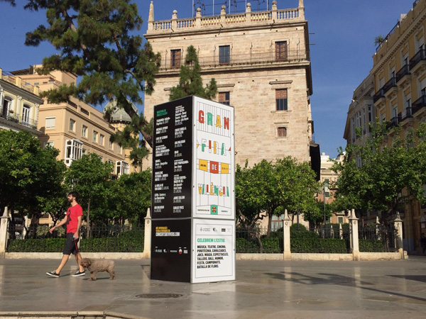 Totem publicitario "Gran Fira de València" ubicado junto a plaza de la virgen de Valencia