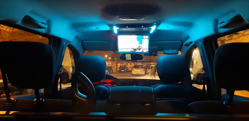 Publicidad en pantalla interior de un taxi