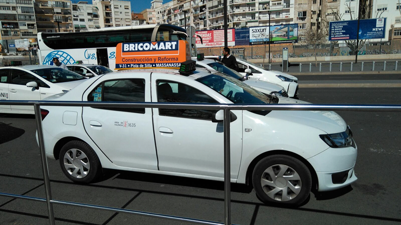 Publicidad "BRICOMART" en taxi