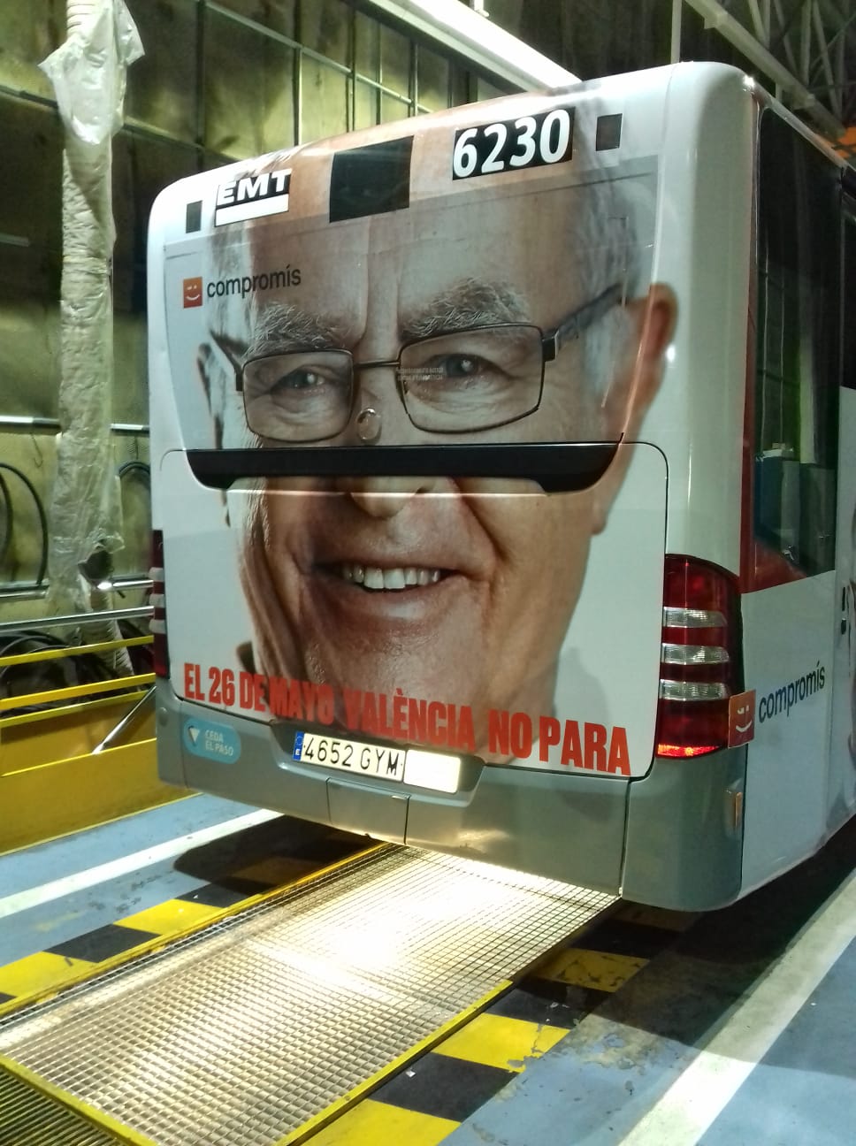 Fotografía publicidad campaña "Compromís" en autobús semiintegral