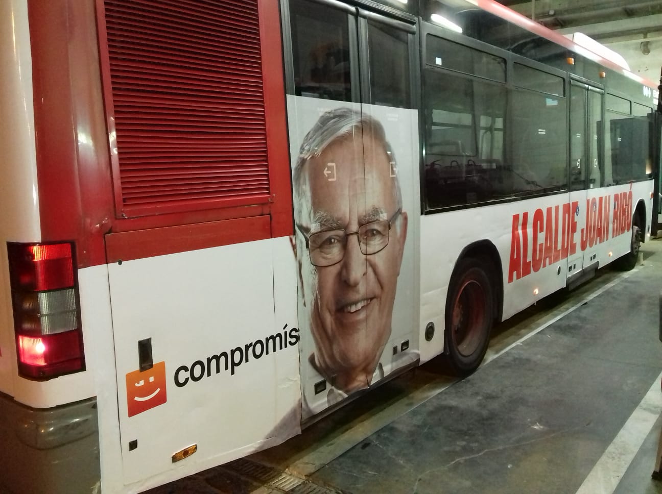Fotografía publicidad campaña "Compromís" en autobús semiintegral