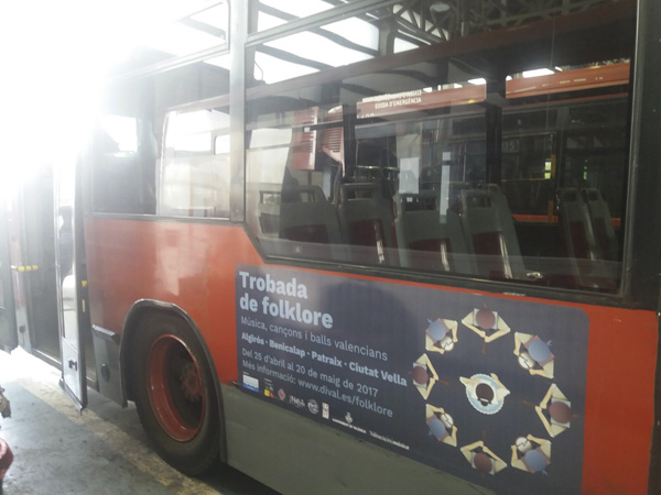 Publicidad "Trobada de folklore" lateral autobús urbano