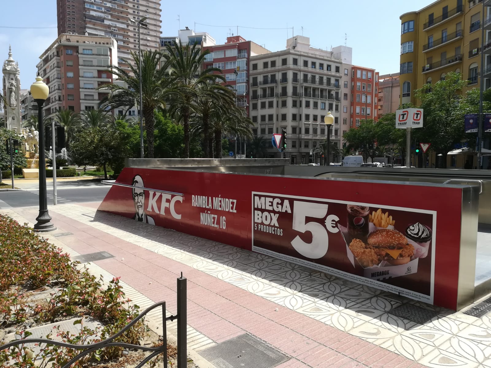 Fotografía Publicidad "KFC" en el Publcidad Acceso subterráneo Metro Alicante