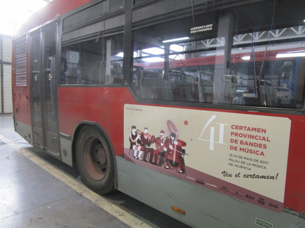 Publicidad "València és música" trasera autobús urbano