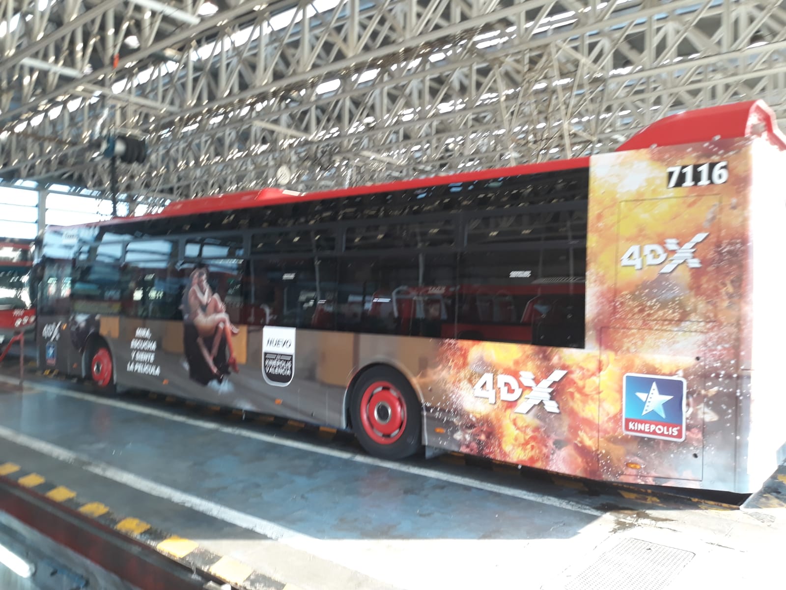 Fotografía publicidad campaña "Kinepolis" en autobús semiintegral