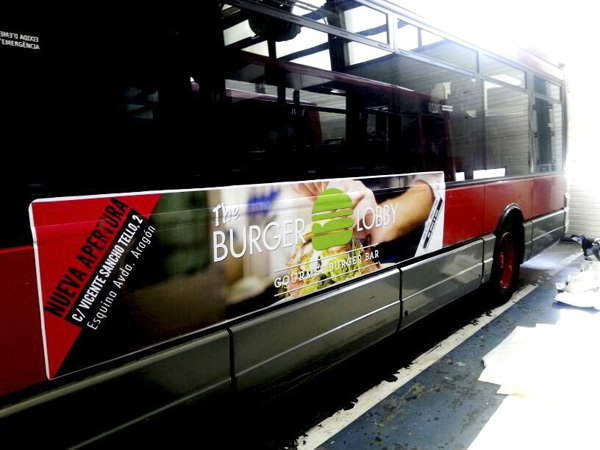 Publicidad trasera + lateral sencillo autobús urbano